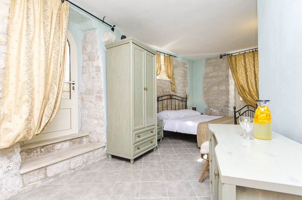 Standard Double Room - Photo 9