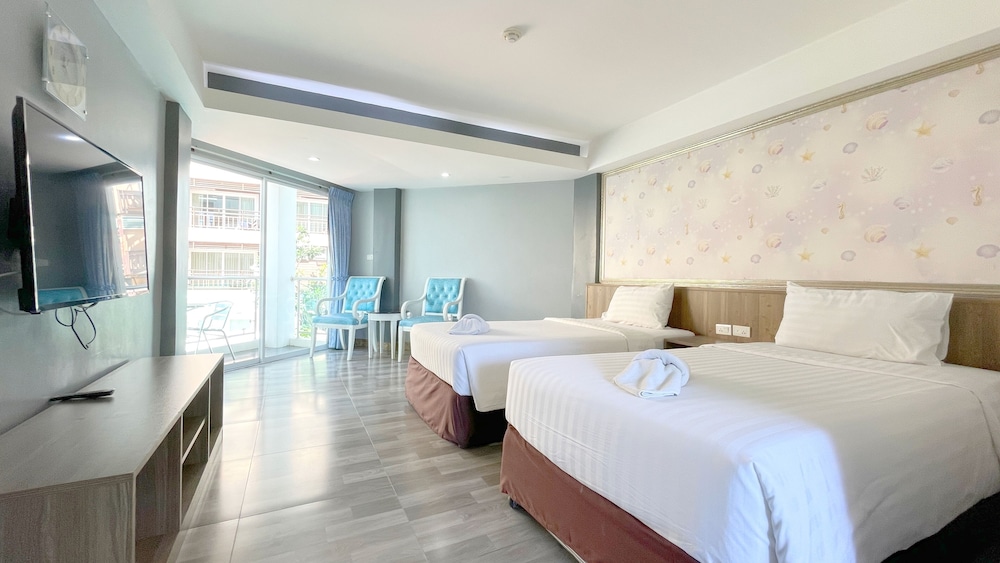 Deluxe Room, 2 Twin Beds, Pool View - Photo 1