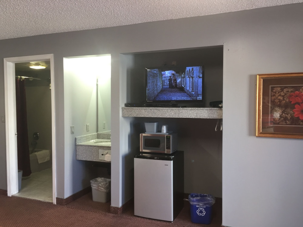 Room, 2 Queen Beds, Smoking - Photo 16