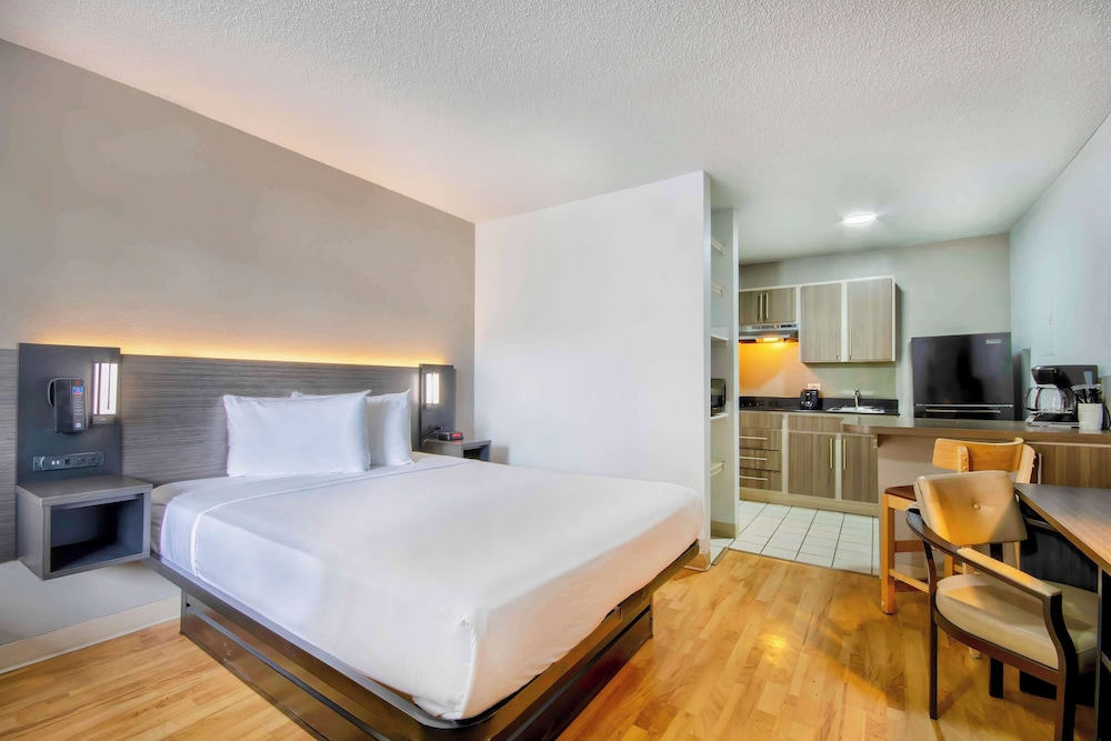 Standard Room, 1 Queen Bed, Non Smoking - Photo 1