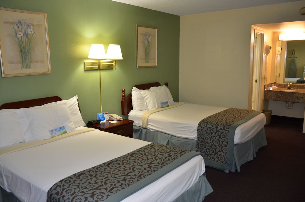 Standard Room, 2 Queen Beds - Photo 1