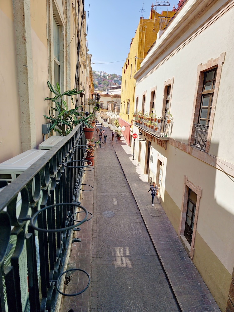 Grand Studio Suite, Balcony - Photo 6