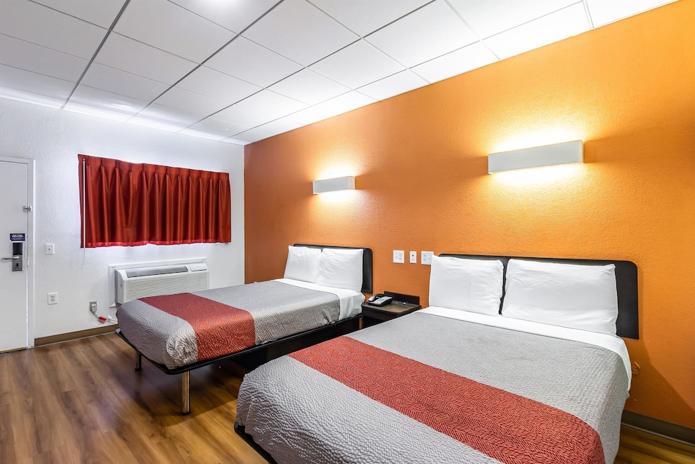 Standard Room, 2 Double Beds, Accessible, Non Smoking - Photo 4