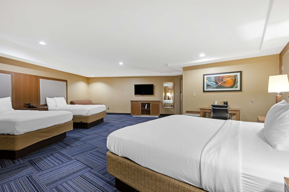 Suite, Multiple Beds, Non Smoking, Refrigerator photo 3