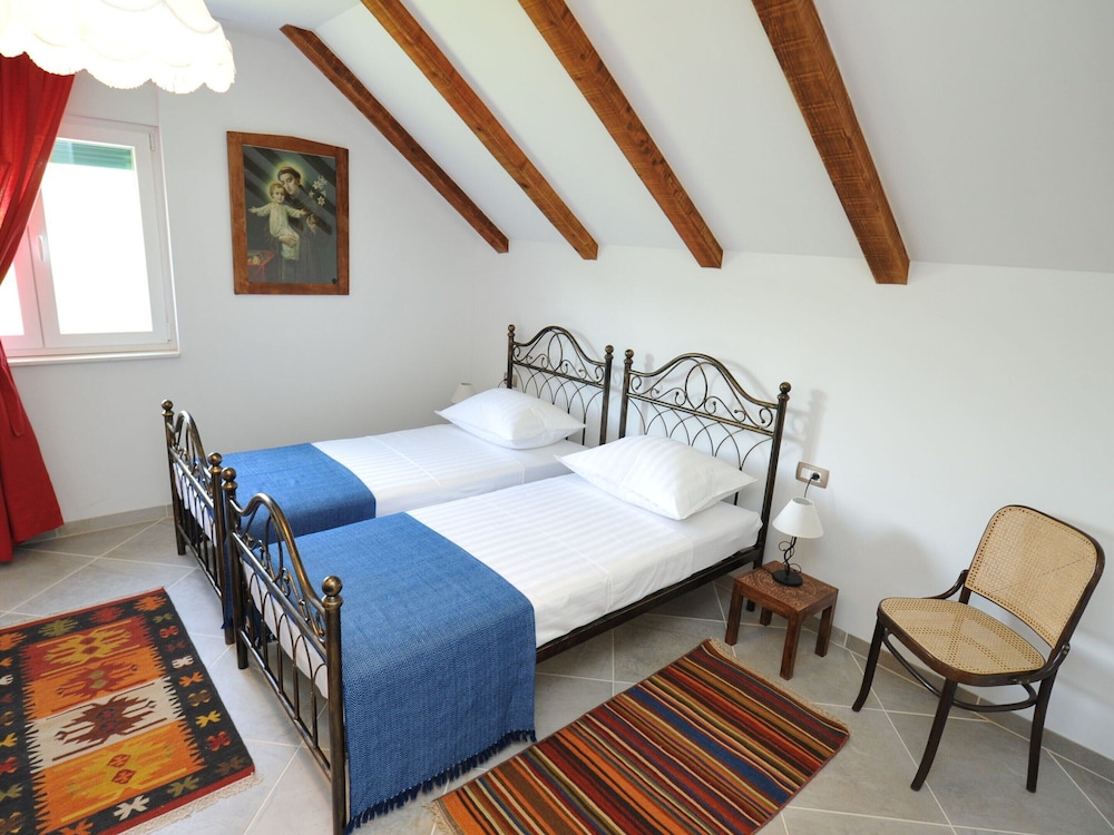 Villa photo 2