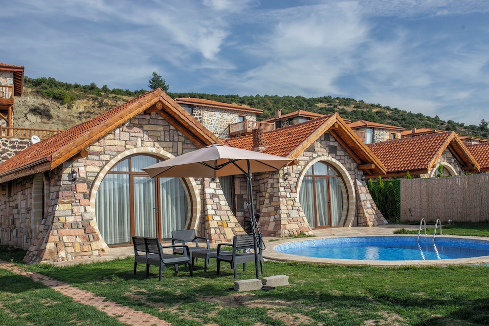 Villa, 3 Bedrooms, Pool Access, Lake View photo 1
