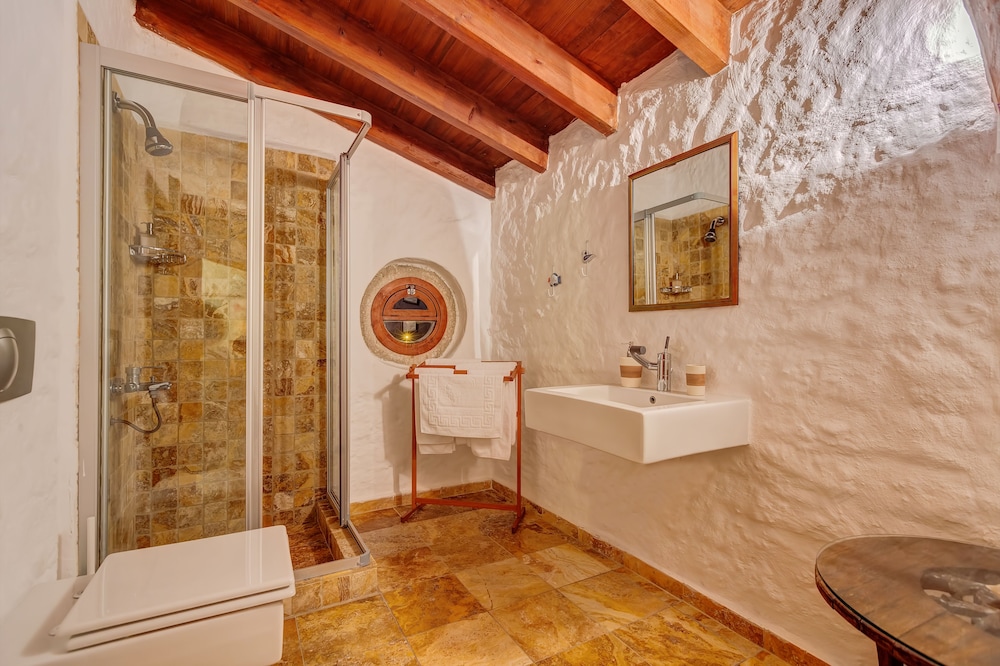 Honeymoon Penthouse, Bathtub photo 3