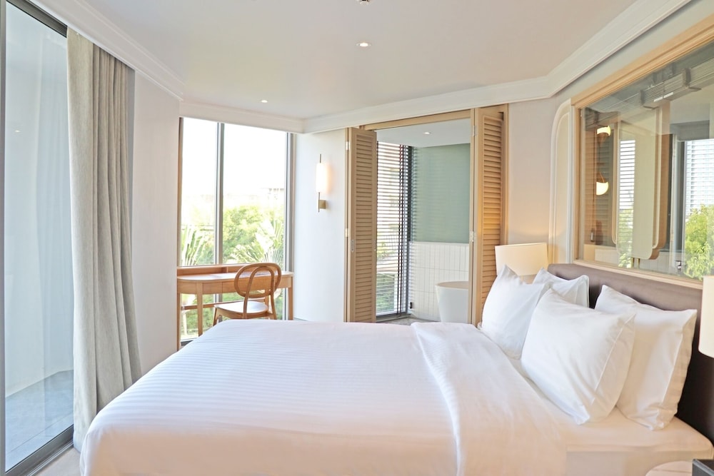 One-Bedroom Grand River View King Suite
