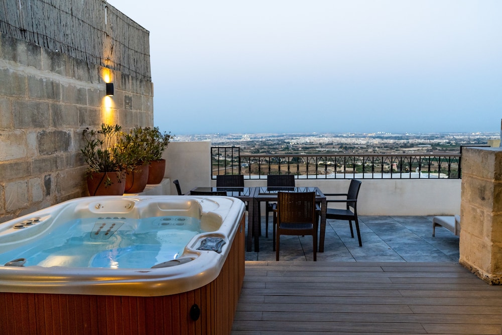 Executive Suite, Terrace (Jacuzzi) - Photo 3