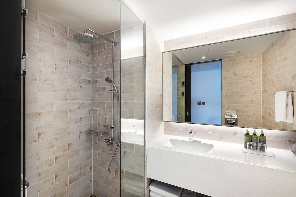 Premier Twin (Complimentary Pool Access for 2) - Photo 8