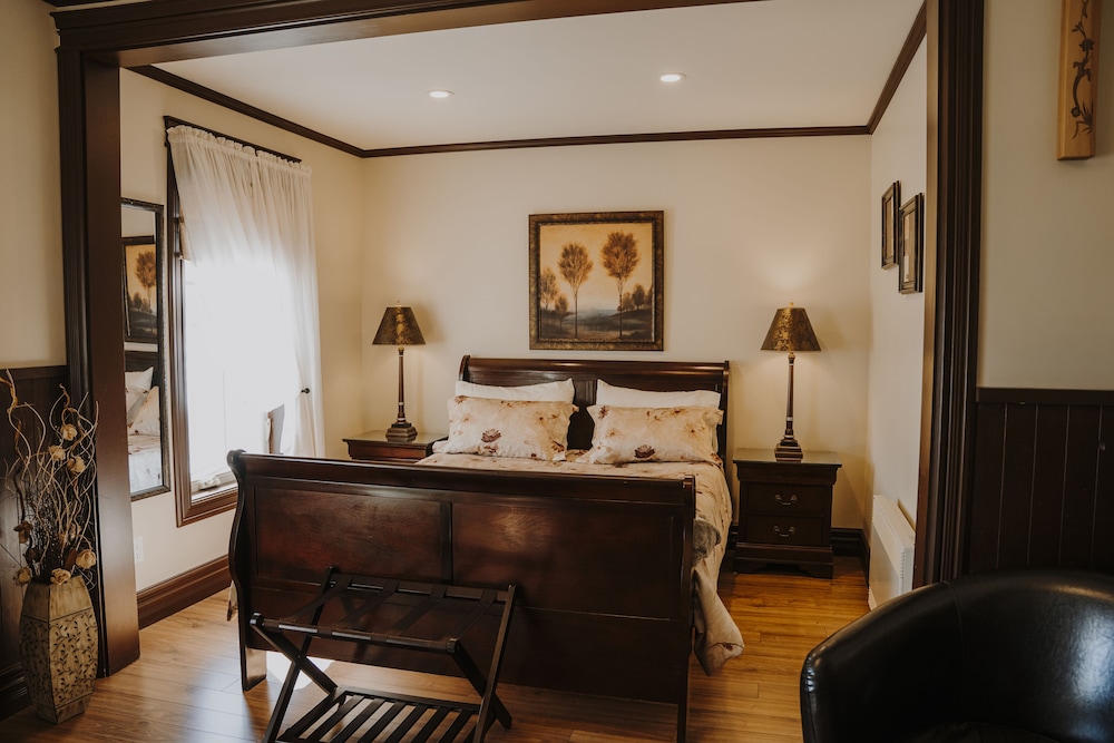 Chambre Confort, 1 grand lit, salle de bains privée (Le Soleil levant)