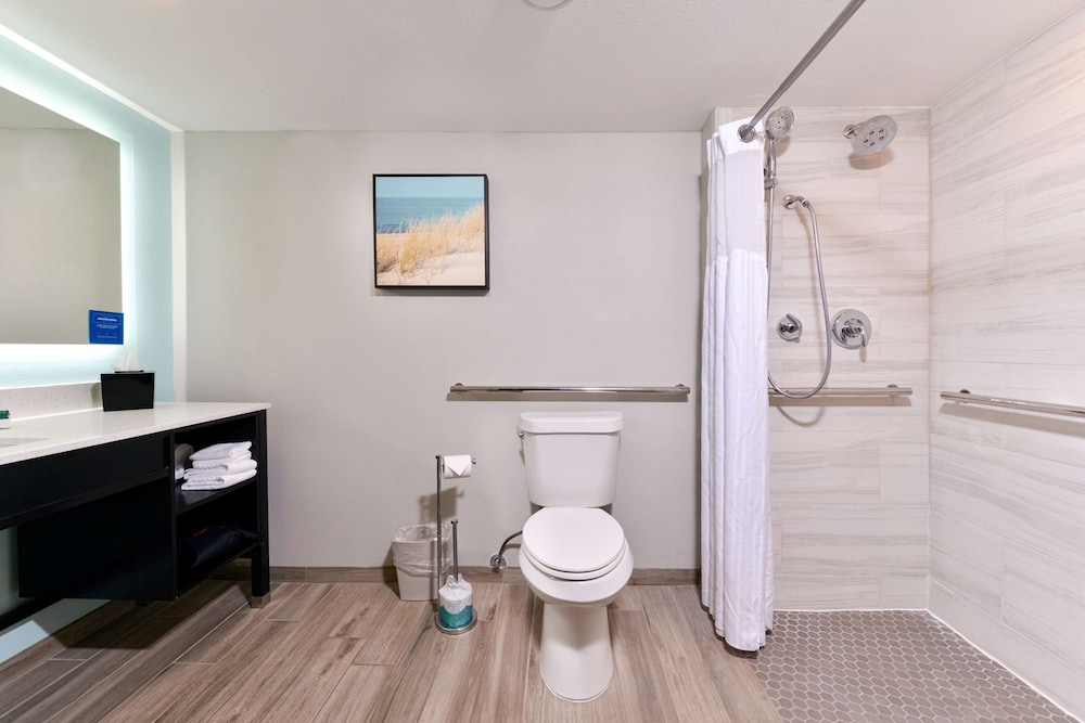 Room, 1 King Bed, Accessible, Bay View (Roll-In Shower) - Photo 1