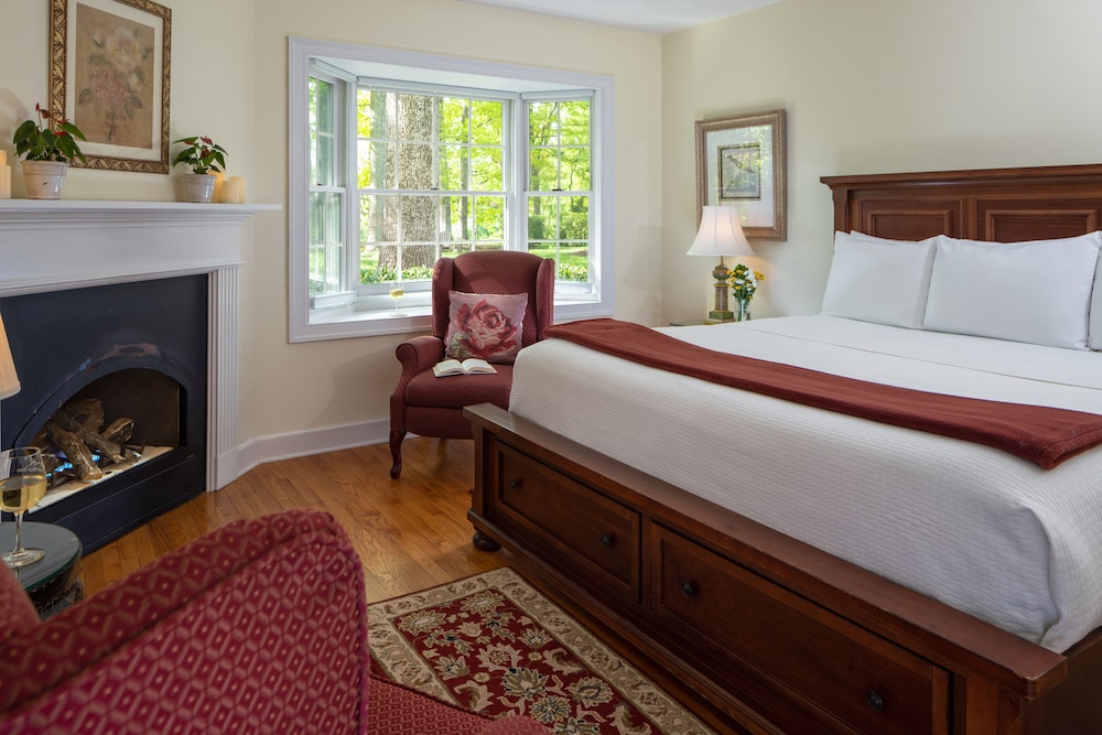 Deluxe Double Room, 1 King Bed, Jetted Tub, Garden View (Rose Room) photo 1