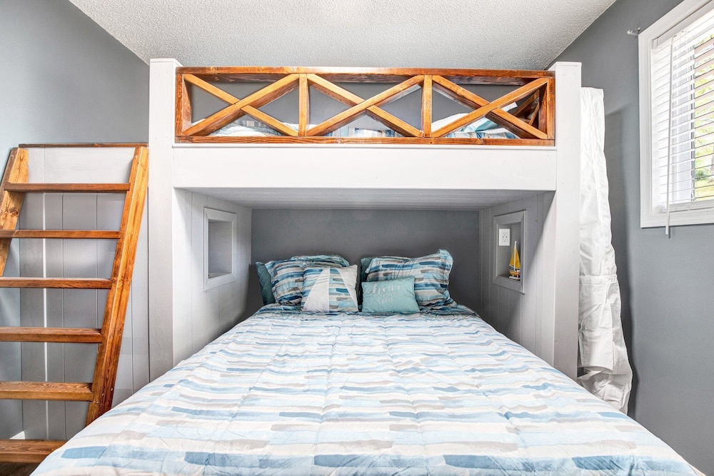 House, Multiple Beds, Patio (Lakation At Waters Edge) photo 1