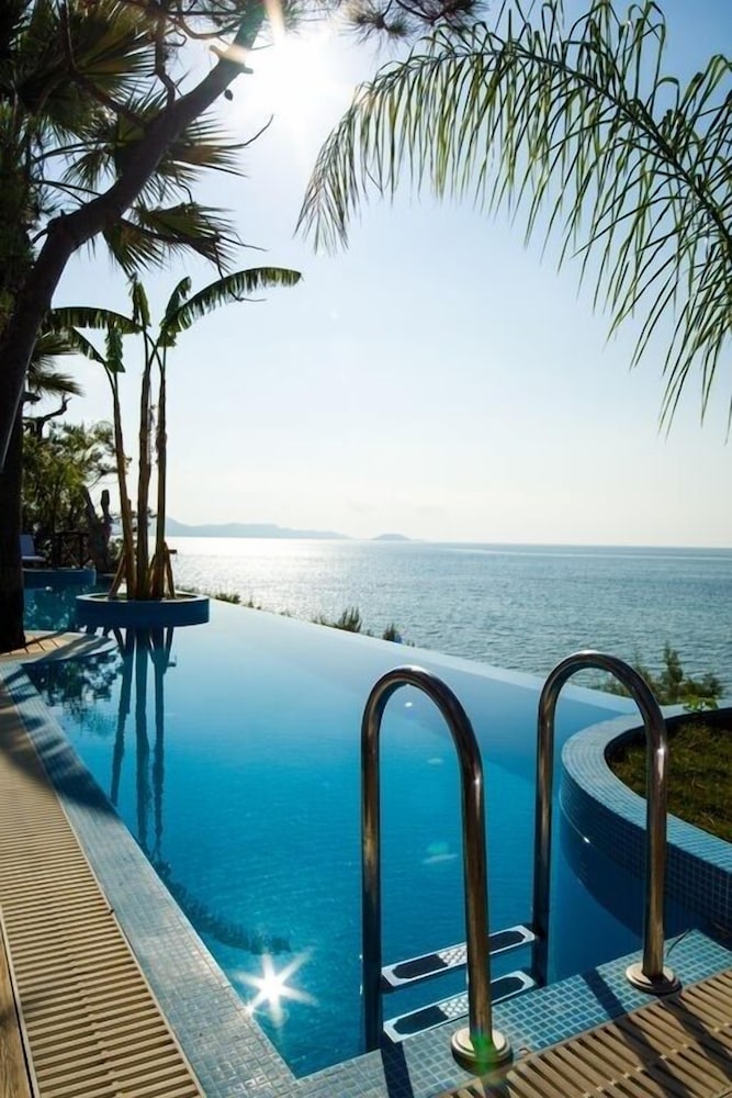 Executive Junior Suite with Sharing Pool & Sea View - Photo 8