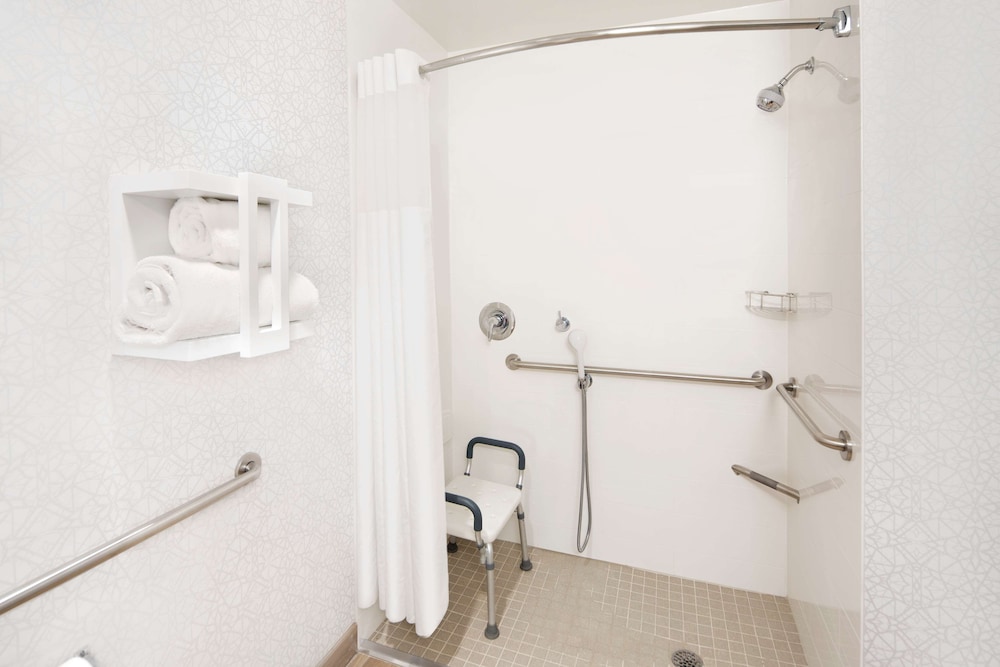 Room, 1 King Bed, Accessible, Non Smoking - Photo 7