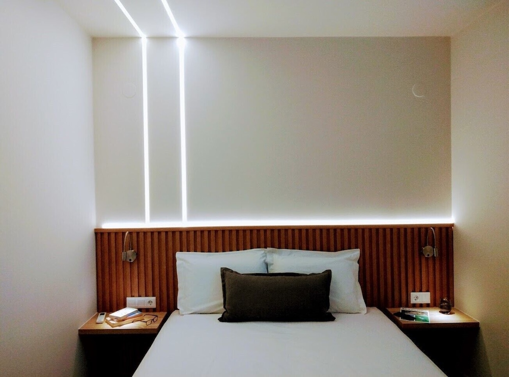 Deluxe Semi- Basement 2-Bedroom Apartment