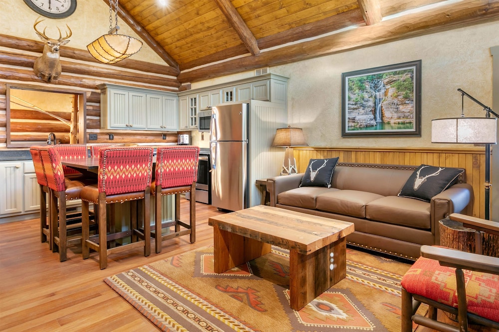 4 BEDROOM 4 KINGS PRESIDENTIAL 2 STORY CABIN