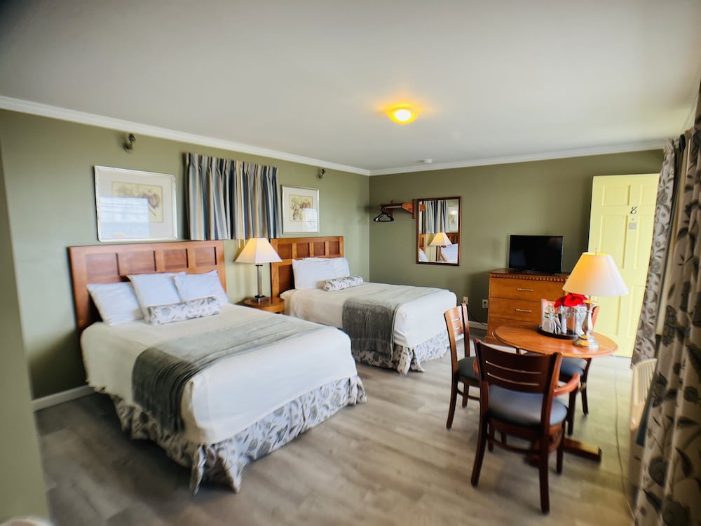 2nd Floor, Front Ocean View, 2 Double Beds photo 2