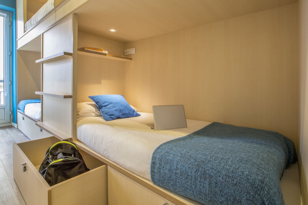 Private room with private bathroom (6 people) photo 3