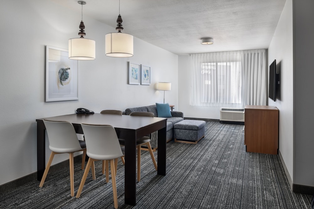 Suite, 1 Bedroom (Mobility/Hearing Accessible, Tub) photo 2