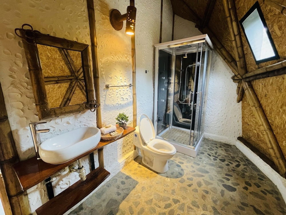 Presidential Bungalow, Multiple Beds, Hot Tub, Mountain View photo 2