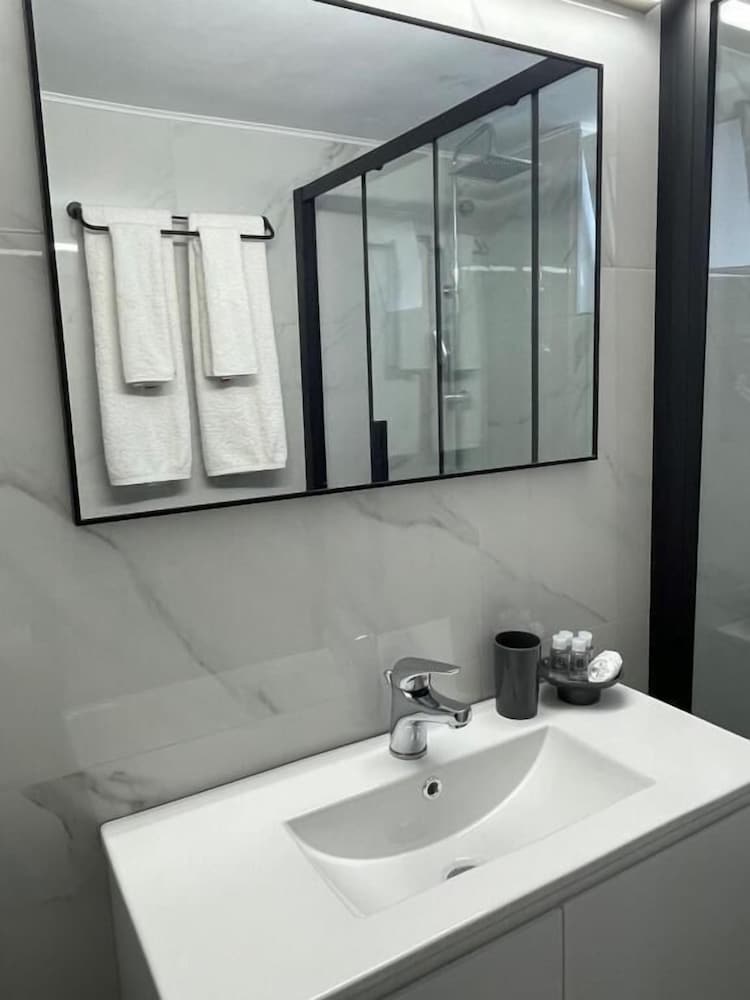 Deluxe Room - Photo 8
