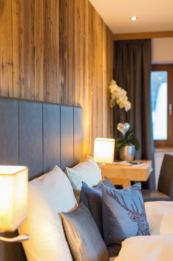 Deluxe Room (102 )