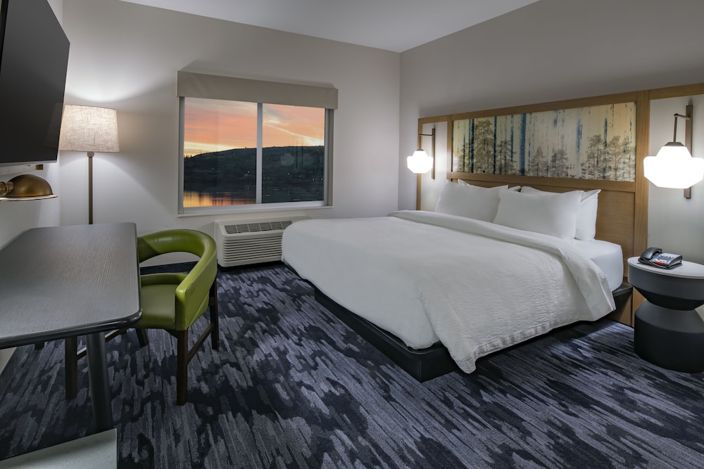 Room, 1 King Bed (Mobility Accessible, Roll-In Shower) - Photo 1