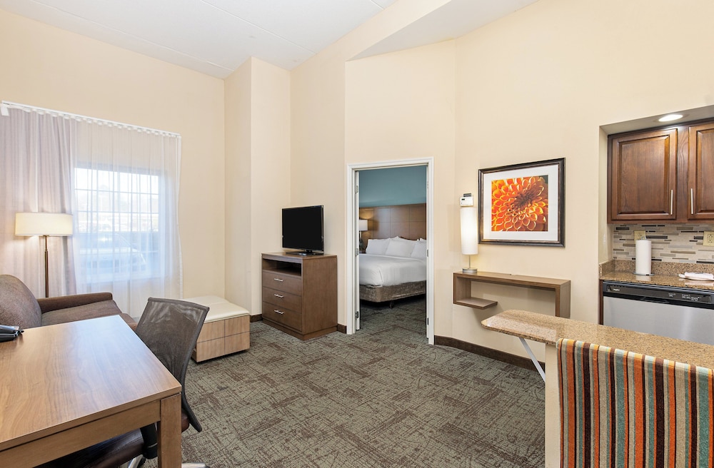 Suite, 1 King Bed - Photo 4