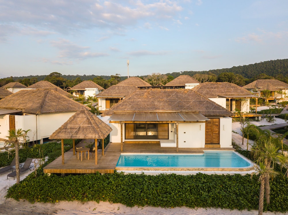 Beachfront Pool Villa photo 2