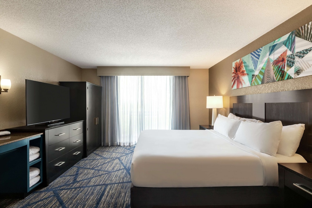 Premium Suite, 1 King Bed, Accessible Bathtub, Hearing Accessible (Drinks/Snacks & Wi-Fi) photo 2
