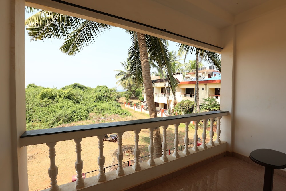 Non AC Twin Room With Balcony Upper Floor photo 2