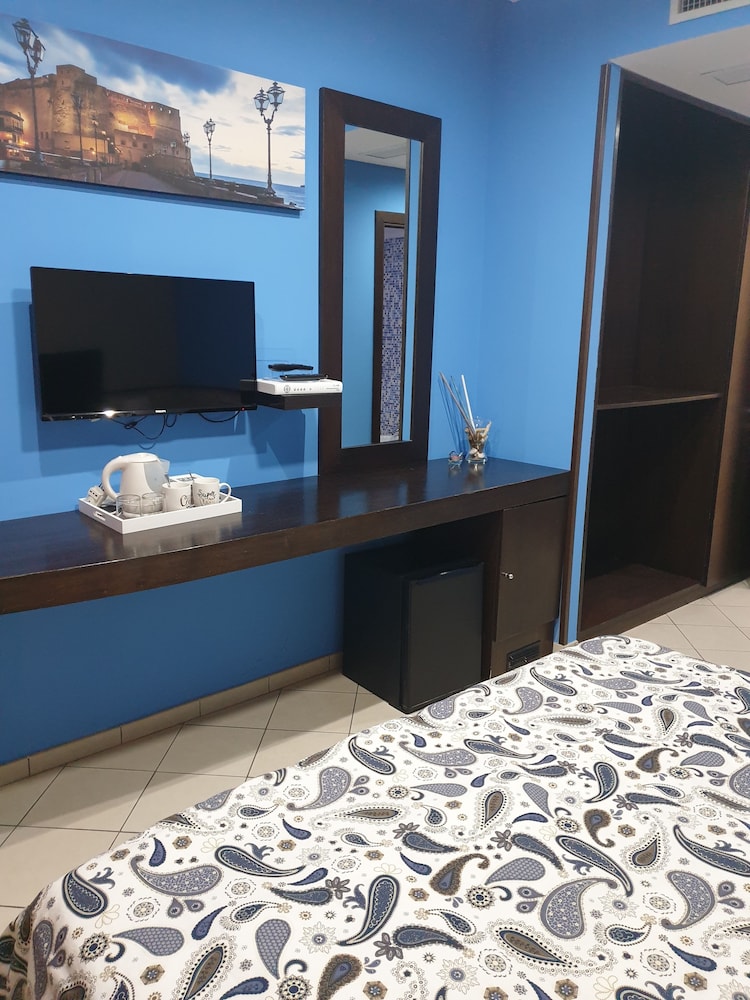 Basic Double Room, 1 King Bed, Ensuite - Photo 6