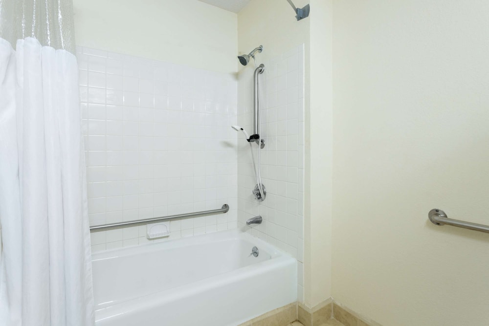 Room, 1 Queen Bed, Accessible, Non Smoking (Mobility Accessible) - Photo 5