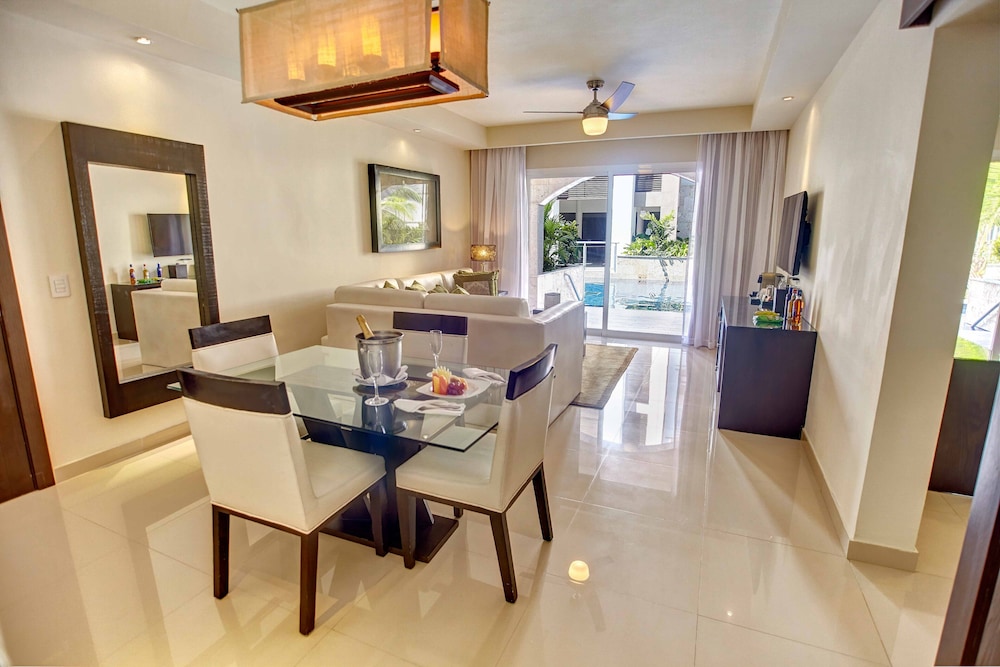 Luxury Presidential Jacuzzi Swim Out One Bedroom Suite Diamond Club