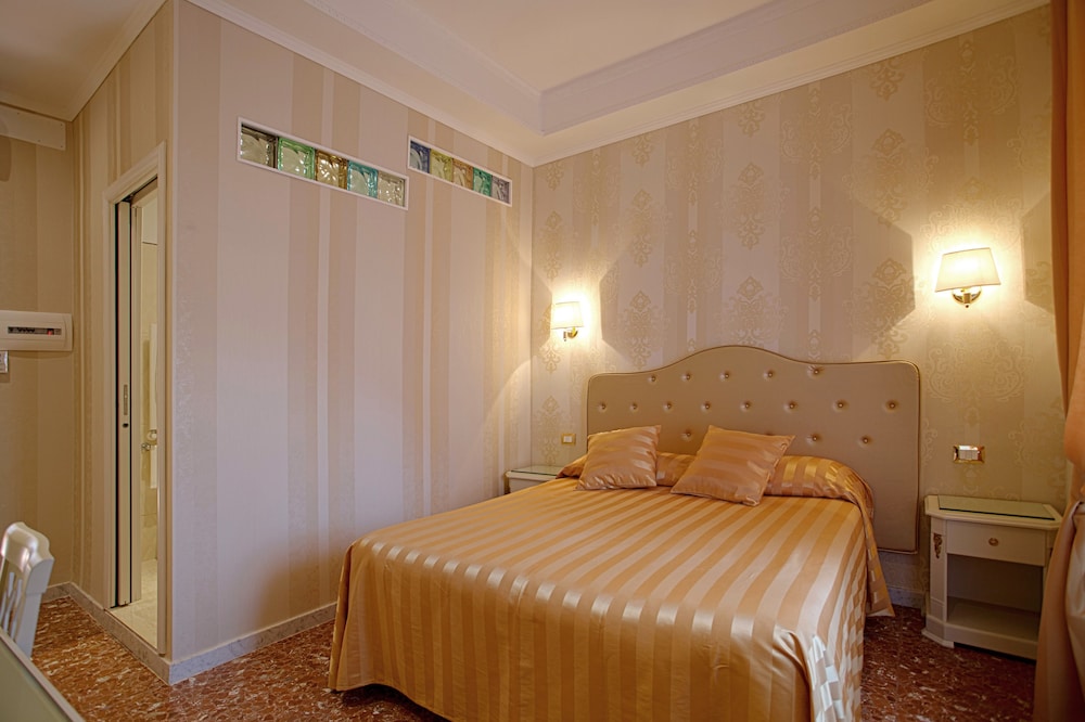 Classic Double or Twin Room photo 3