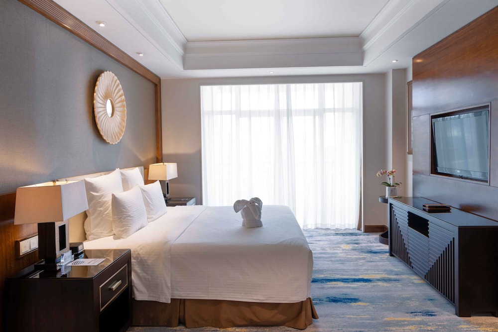 Executive Suite, 1 King Bed, Balcony, Sea View - Photo 3