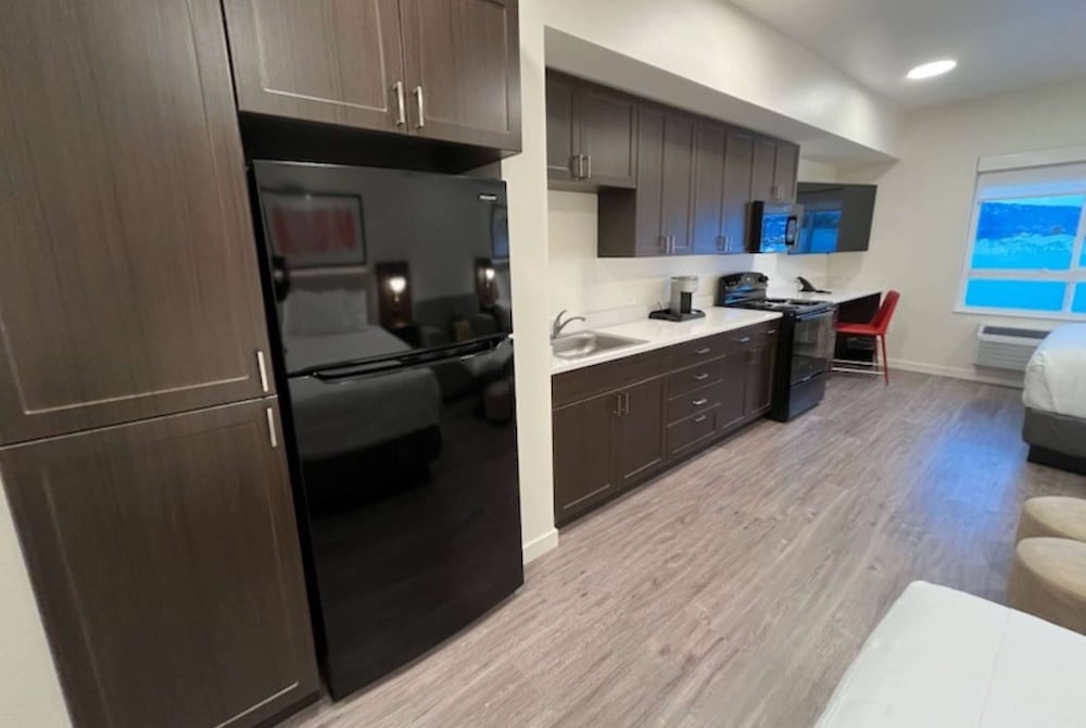 Room, 2 Queen Beds, Mobility Accessible, Non Smoking (Bathtub Grab Bars) photo 2