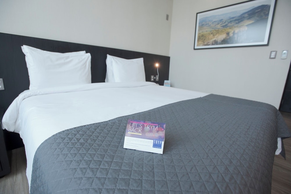 Premium Double Room thumbnail 5