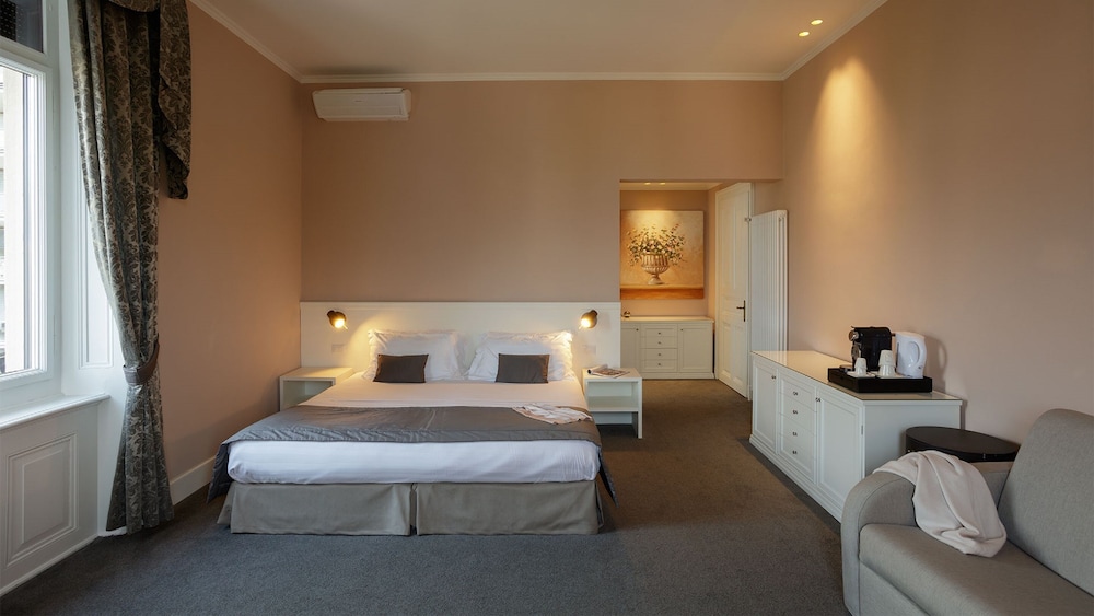 Junior Room, Lake View