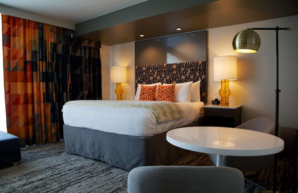 Suite, 1 King Bed, Accessible, City View - Photo 2