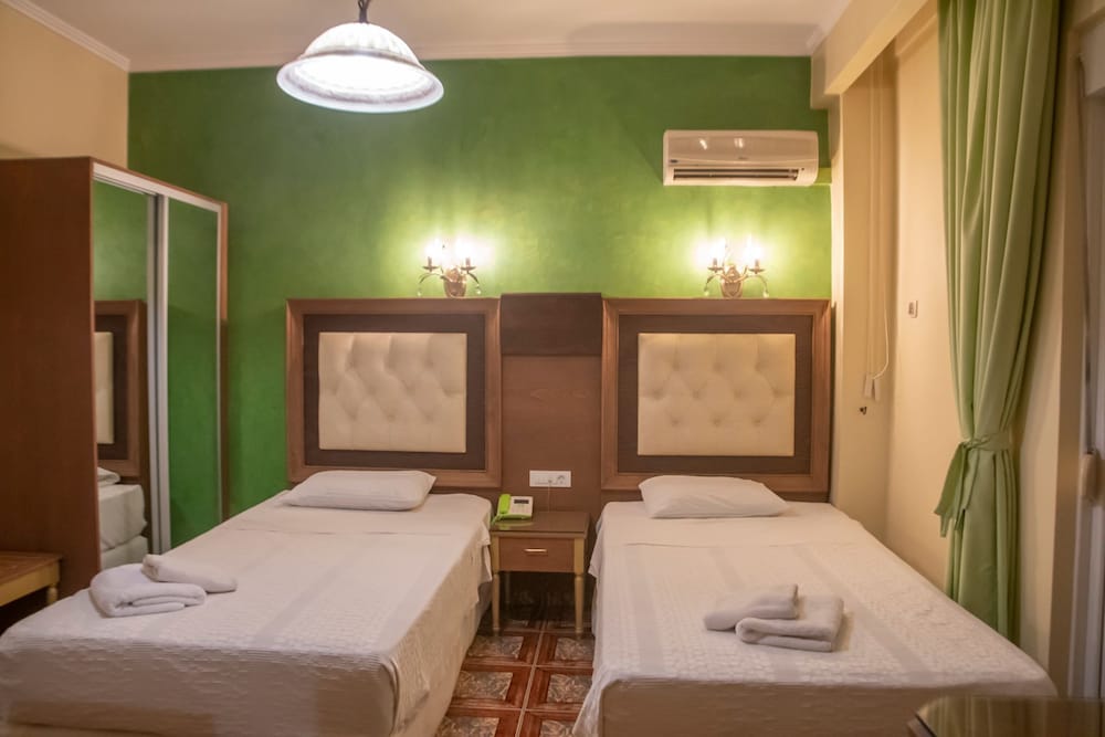 Basic Twin Room, 2 Twin Beds photo 2