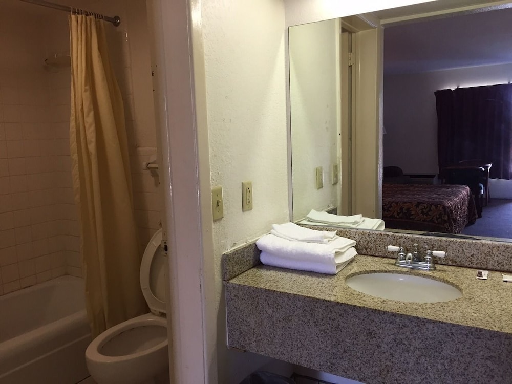 Standard Room, 2 Queen Beds, Smoking photo 2