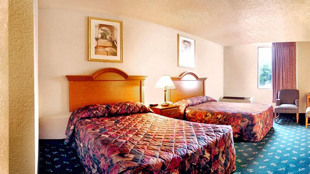 Room, Accessible, Non Smoking (2 Double Beds, Roll-in Shower) - Photo 1