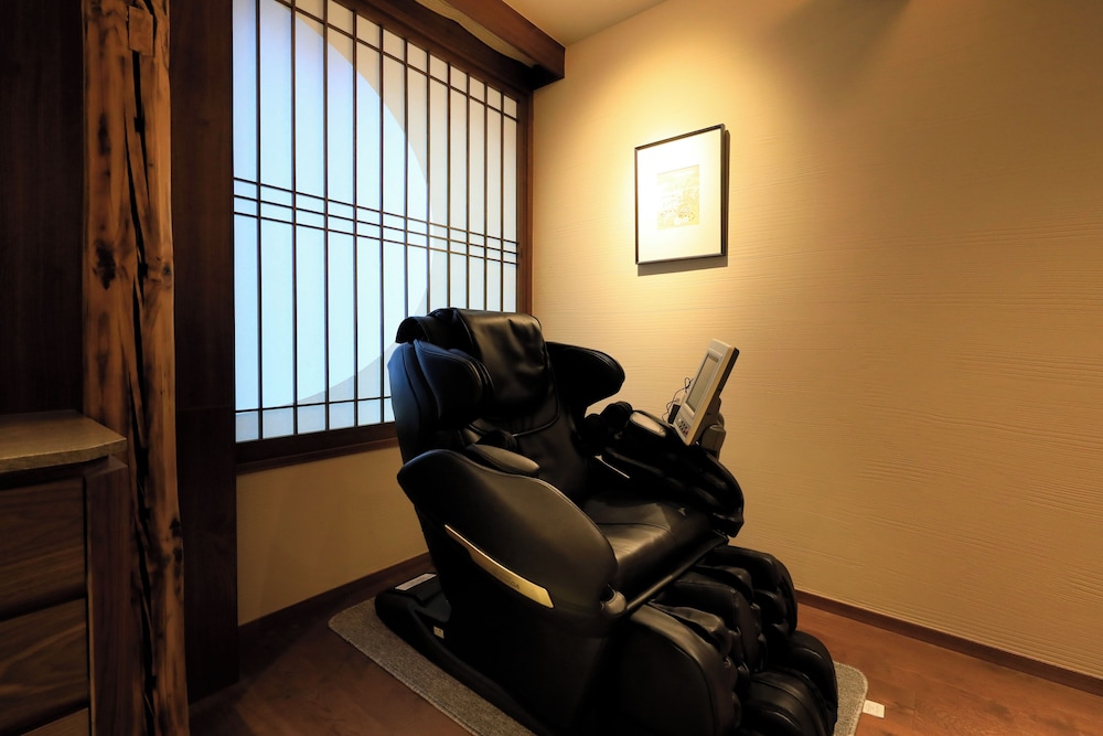 Premium Twin Room - Photo 3