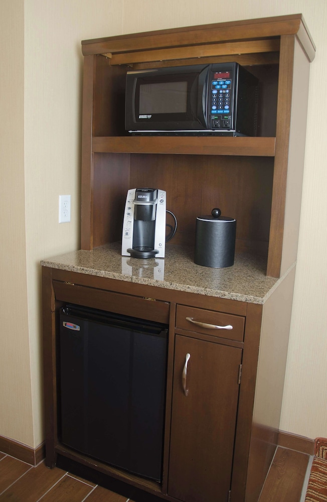 Room, 1 King Bed (Drinks & Snacks) photo 3
