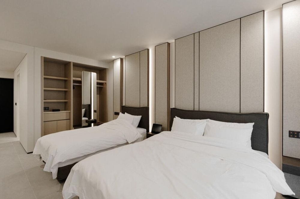 Premier Family Twin - Accessible (include Breakfast & Heated Pool) photo 2
