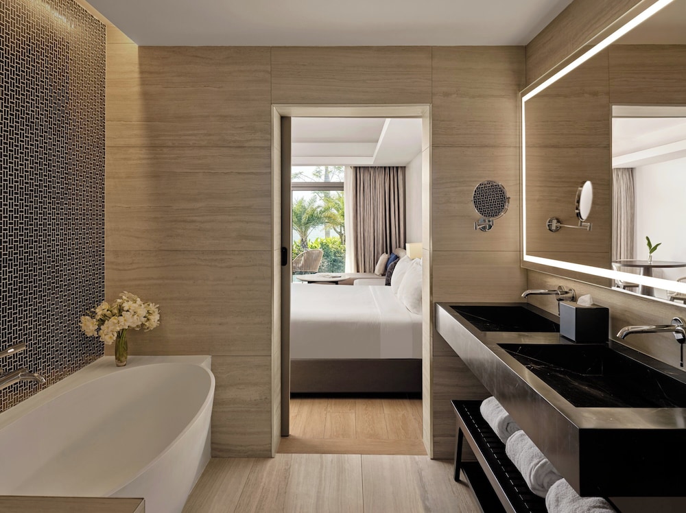 Junior Suite, 1 King Bed, Ocean View, Corner - Photo 3