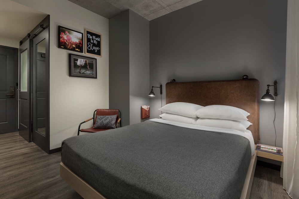 Room, 1 Queen Bed (with a Wicked Awesome View) - Photo 11
